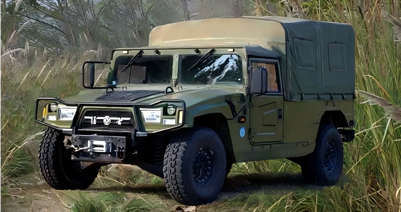 Veículo off-road militar soft-top (HMMWV)